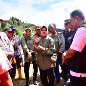 Menteri Sosial ke Sulsel Meninjau Langsung Warga Terdampak Bencana Alam. (Dok. Humas Pemprov Sulsel).