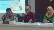 Kepala Pusat Pelaporan Analisis Transaksi Keuangan (PPATK) Ivan Yustiavandana (Tengah) Bersama Ketua KPAI Ai Maryati (Kanan) Saat Konferensi Pers di Kantor KPAI