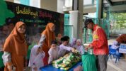 Murid TK Islam Athirah Bagikan 225 Paket Sembako di Makassar