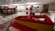 Jenazah Paus Fransiskus Disemayamkan di Santa Marta Residen Vatikan