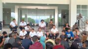 Kepala Bagian Persidangan Sekretariat DPRD Provinsi Sulawesi Barat (Sulbar) Musra Awaluddin Menerima Aksi Unjuk Rasa dari Aliansi Masyarakat Gentungan Raya Rabu 26 Februari 2025