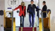 Presiden Prancis, Emmanuel Macron dan Istrinya, Brigitee Macron Saat Menuruni Tangga Pesawat Usai Mendarat di Vietnam