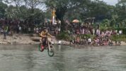 Aksi Rider Melewati Sungai Pakai Flying Fox di Event One Day Trail Adventure Jelajah Bumi Lamaranginang Seri ke-6