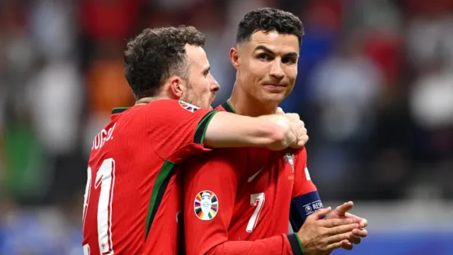 Diogo Jota Bersama Cristiano Ronaldo Saat Selebrasi Kemenangan Timnas Portugal atas Slovenia Pada Babak 16 Besar UEFA Euro 2024
