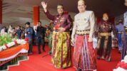 Bupati Maros Andi Syafril Chaidir Syam (baju merah) bersama Wakil Bupati Maros Andi Muetazim Mansyur (sebelah kanan) saat menyaksikan Kirab Budaya di Lapangan Pallantikang Maros, Jumat (4/7/2025)