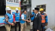 General Manager PLN UID Sulselrabar, Edyansyah Saat Meninjau Langsung Kesiapan Personel PLN Dalam Menyukseskan Upacara Peringatan HUT ke-80 Kemerdekaan Republik Indonesia di Lapangan Upacara Rumah Jabatan Gubernur Sulawesi Selatan, Kota Makassar
