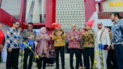 Wakil Gubernur Sulawesi Selatan, Fatmawati Rusdi, mendampingi Menteri Usaha Mikro, Kecil, dan Menengah (UMKM) Republik Indonesia, Maman Abdurrahman, meresmikan Unit Pelaksana Teknis (UPT) Pusat Layanan Usaha Terpadu (PLUT) Dinas Koperasi dan UKM Provinsi Sulawesi Selatan, di Jalan Metro Tanjung Bunga, Makassar, Kamis, (28/8/2025).
